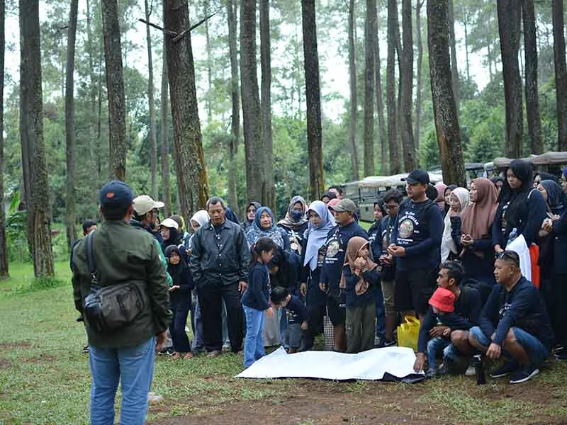 Ilustrasi aktivitas adventure dan rafting